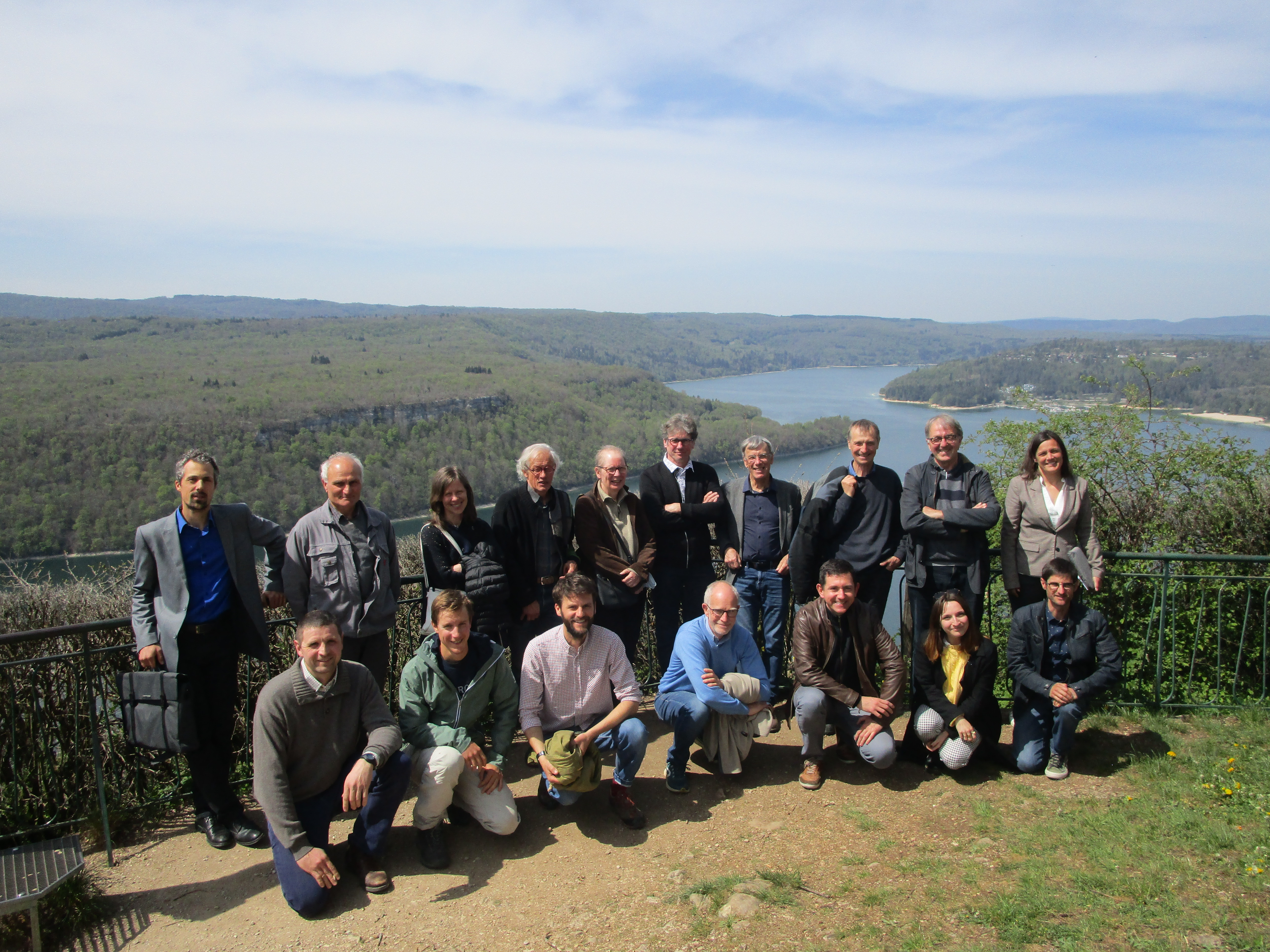 photo de groupe devant le lac