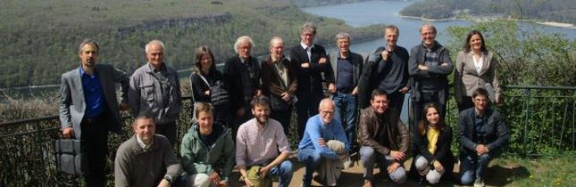 Photo de groupe devant le lac 